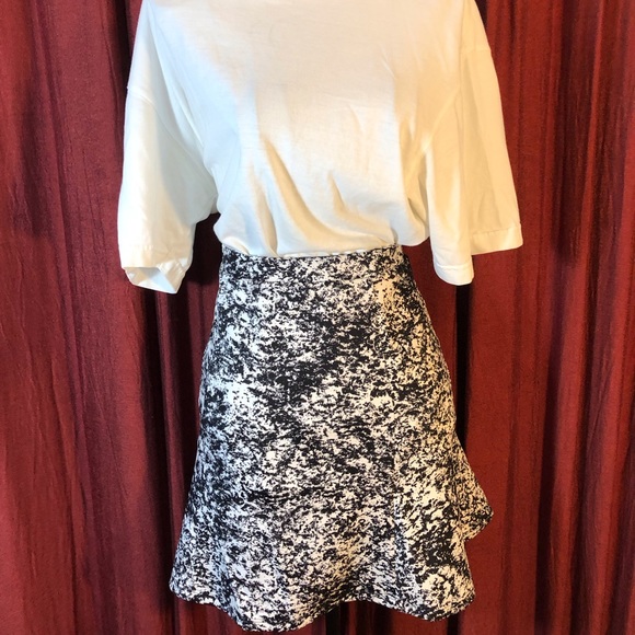 Black & White Pattern Knee Length Skirt - Picture 4 of 4